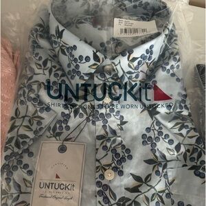 Men’s untuckit shirts.